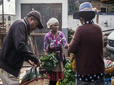 Nirina Ravololona (c) vend du gingembre et des citrons au marché d'Ambodivona, le 26 mars 2020 à Antananarivo, capitale de Madagascar - RIJASOLO [AFP]