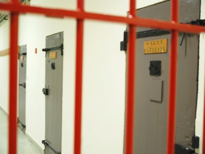 Avec les mesures de confinement, les visites des familles sont interdites aux détenus, seuls des appels téléphoniques peuvent être passés.