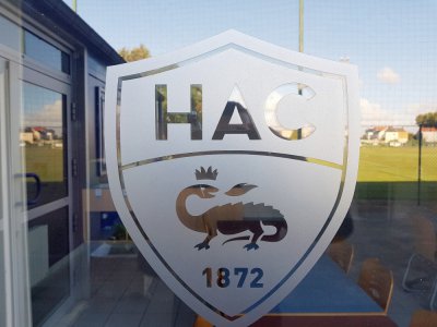 Sur son compte Twitter, Hervé Mathoux présente ses maillots de foot. Il a commencé le mercredi 25 mars, par celui du HAC.