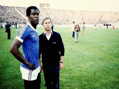 Michel Hidalgo avec son défenseur Marius Trésor au stade de Gerland à Lyon, le 17 mai 1982 - Luc NOVOVITCH [AFP/Archives]