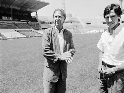 Michel Hidalgo, alors directeur général de l'OM, avec le milieu de terrain Alain Giresse, le 29 juillet 1986 à Marseille - Gerard FOUET [AFP/Archives]