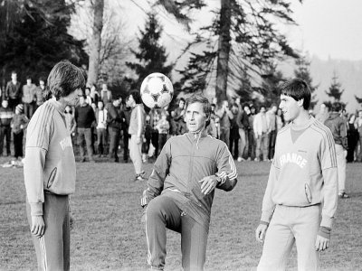 Michel Hidalgo fait admirer sa technique sous les yeux de ses joueurs Daniel Bravo (g) et Manuel Amoros, le 21 février 1982 à Jouy-en-Josas, près de Paris - Dominique FAGET [AFP/Archives]