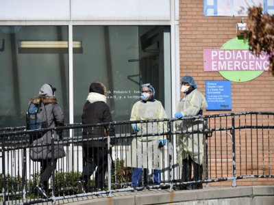 Le personnel médical d'un centre de dépistage à Elmhurst Hospital Center dans le Queens à New York le 26 mars 2020 - Angela Weiss [AFP]