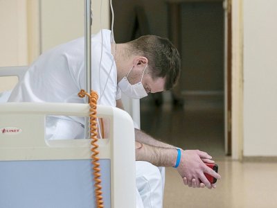 Un médecin urgentiste fait une pause à l'hôpital de Colmar (France) le 26 mars 2020 - SEBASTIEN BOZON [AFP]