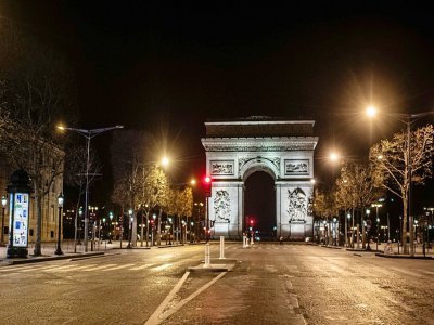 L'Arc de Triomphe au bout des Champs-Elysées déserts, le 26 mars 2020 à Paris - Martin BUREAU [AFP]