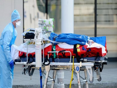 Evacuation d'un patient atteint du Covid-19 venu de Strasbourg, à Angers, le 26 mars 2020 - JEAN-FRANCOIS MONIER [AFP]