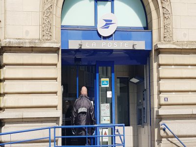 À La Poste d'Alençon, des vigiles sont chargés de filtrer les entrées afin de ne pas avoir trop de monde à l'intérieur de l'agence.