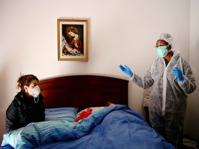 Une religieuse, médecin, rend visite à des patients près de  Bergame en Italie le 27 mars 2020. - Piero CRUCIATTI [AFP]