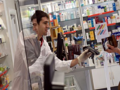 Le footballeur Toni Dovale dans la pharmacie où il travaille, le 26 mars 2020 à La Corogne - MIGUEL RIOPA [AFP]