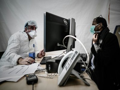 Un médecin teste un patient au Covid-19, le 27 mars 2020 à Paris - Philippe LOPEZ [AFP]