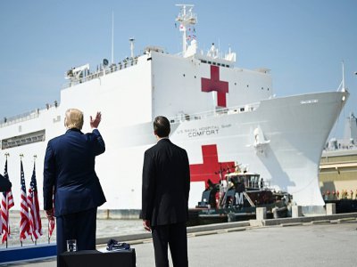 Le navire-hôpital de la marine américaine USNS Comfort part de la base de Norfolk (Virginie), le 28 mars 2020, sous les yeux de Donald Trump et de son ministre de la Défense Mark Esper - JIM WATSON [AFP]