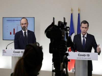 Le ministre de la Santé Olivier Veran (D) et le Premier ministre Edouard Philippe lors d'une conférence de presse conjointe, le 28 mars 2020 à Paris - GEOFFROY VAN DER HASSELT [POOL/AFP]
