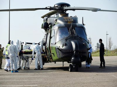 Un malade du Covid-19 est installé dans un hélicoptère militaire français qui va l'évacuer vers l'Allemagne, le 28 mars 2020 à Metz - JEAN-CHRISTOPHE VERHAEGEN [AFP]
