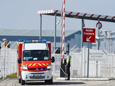 Un véhicule des pompiers transportant un patient atteint du Covid-19 et évacué de Mulhouse, quitte l'aéroport de Bordeaux, le 27 mars 2020 - NICOLAS TUCAT [AFP]