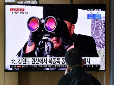 Un homme regarde un écran de télévision diffusant des images du dirigeant nord-coréen Kim Jong Un, le 29 mars 2020 dans une gare de Séoul, en Corée du Sud - Jung Yeon-je [AFP]