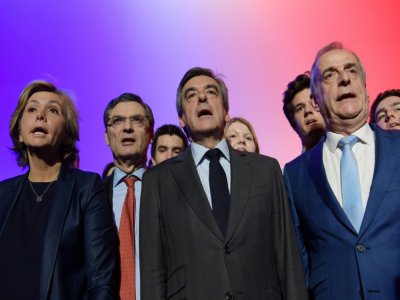 Patrick Devedjian entouré de Valérie Pécresse et du candidat LR à la présidentielle François Fillon lors d'un meeting politique, le 21 mars 2017 à Courbevoie près de Paris - Christophe ARCHAMBAULT [AFP/Archives]