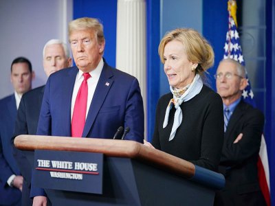 La Dr Deborah Birx aux côtés de Donald Trump, le 24 mars 2020 à la Maison Blanche - MANDEL NGAN [AFP]