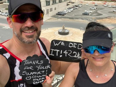 Photo fournie par un couple sudafricain, Collin et Hilda Allin le 28 mars 2020 à Dubaï, dans laquelle ils remercient par écrit les gens pour leur soutien, annonçant avoir couru un marathon sur le balcon de leur appartement alors que les habitants des - - [AFP]