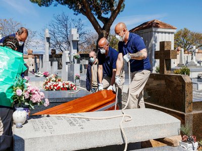 Enterrement dans un cimetière de Madrid, le 29 mars 2020 - BALDESCA SAMPER [AFP]