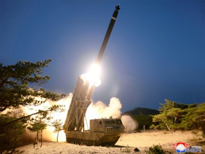 Un test de lanceur de roquettes nord-coréen le 29 mars 2020, sur une photographie transmise par l'agence de presse officielle KCNA - STR [KCNA VIA KNS/AFP]