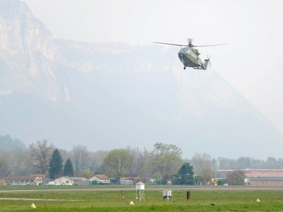 Un hélicoptère militaire arrive à l'aéroport de Grenoble avec à son bord deux patients atteints de Covid-19, transférés d'un hôpital de Besançon au CHU de Grenoble, le 29 mars 2020 - Handout [MINISTERE DES ARMEES/AFP]