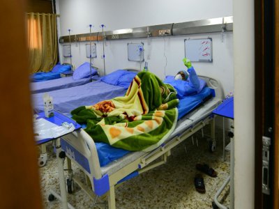 Un malade du Covid-19 dans un hôpital de Najaf, au sud de Bagdad, le 25 mars 2020 - Haidar HAMDANI [AFP/Archives]