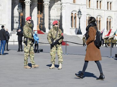 Des militaires montent la garde devant le parlement, lors d'une cérémonie mrquant l'anniversaire de la révolution hongroise, le 15 mars 2020 à Budapest - ATTILA KISBENEDEK [AFP]