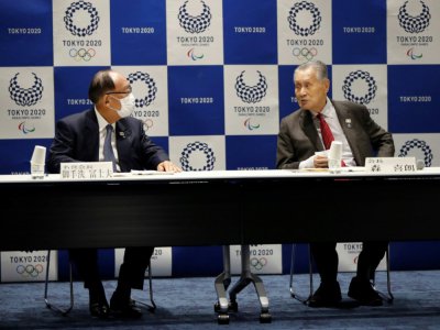 Le président du comité d'organisation des JO-2020 de Tokyo Yoshiro Mori en discussion avec le président honoraire Fujio Mitarai, masqué, avant une conférence de presse le 30 mars 2020 à Tokyo - ISSEI KATO [POOL/AFP]