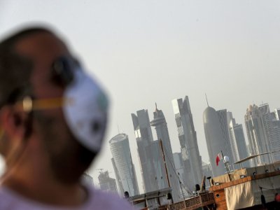 Un homme avec un masque de protection contre le nouveau coronavirus, à Doha, au Qatar, le 16 mars 2020 - - [AFP/Archives]