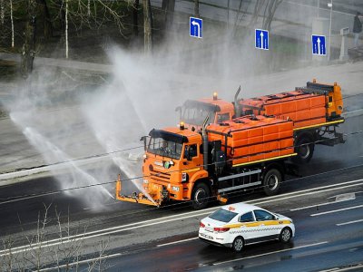 Un véhicule municipal désinfecte une route en banlieue de Moscou, le 28 mars 2020 - Kirill KUDRYAVTSEV [AFP]