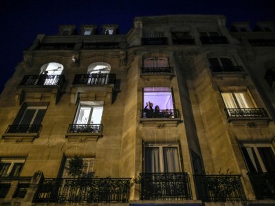 Applaudissements le soir pour le personnel médical dans les rues de Paris, le 27 mars 2020 - STEPHANE DE SAKUTIN [AFP]