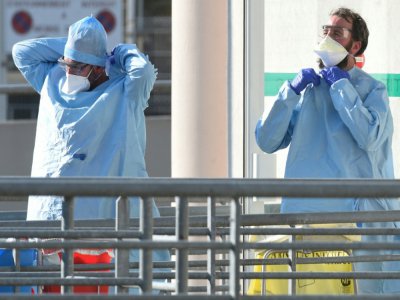 Infirmier et anesthésiste à l'hôpital d'Angers après un transfert de malades, le 26 mars 2020 - JEAN-FRANCOIS MONIER [AFP]