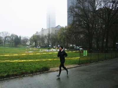 Une joggeuse passe devant le site où est installé un hôpital de campagne, dans Central Park, à New York, le 29 mars 2020 - Kena Betancur [AFP]