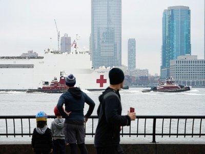Le navire-hôpital militaire USNS Comfort arrive à Manhattan le 30 mars 2020, pour soulager les hôpitaux new-yorkais débordés par l'épidémie de coronavirus - Bryan R. Smith [AFP]