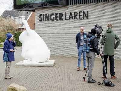 Evert van Os, directeur général du musée Singer Laren, situé dans le centre des Pays-Bas, lors d'un point de presse consacré au vol dans la nuit d'un tableau de Vincent Van Gogh, le 30 mars 2020 - Robin VAN LONKHUIJSEN [ANP/AFP]