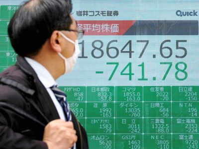 Un tableau électronique affiche le recul des cours à la Bourse de Tokyo, le 30 mars 2020 - Kazuhiro NOGI [AFP]