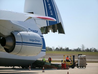 Du personnel décharge un avion cargo en provenance de Chine transportant dix millions de masques à l'aéroport de Paris-Vatry Airport à Bussy-Lettree (est de la France),  le 30 mars 2020. - FRANCOIS NASCIMBENI [AFP]