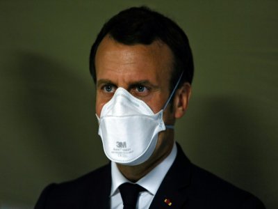 Le président français Emmanuel Macron porte un masque lors de la visite d'un hôpital militaire à Mulhouse (est de la France), le 25 mars  2020. - Mathieu CUGNOT [POOL/AFP]