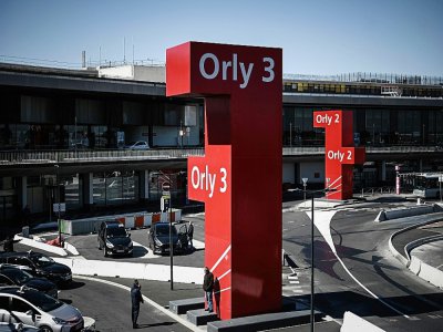 Des taxis attendent aux terminaux d'Orly 2 et 3 déserts, le 30 mars 2020 pendant le confinement instauré en France pour lutter contre l'épidémie du nouveau coronavirus - Philippe LOPEZ [AFP]