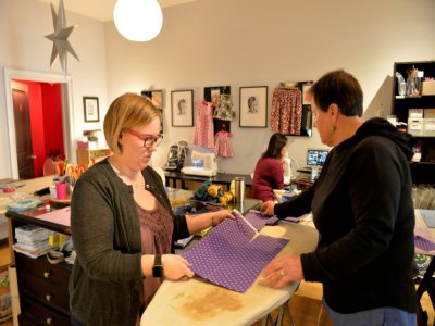 Des bénévoles préparent du tissu à découper pour fabriquer des masques pour le personnel soignant, au club de couture de The Stitch House, près de Boston, le 22 mars 2020 - Joseph Prezioso [AFP]