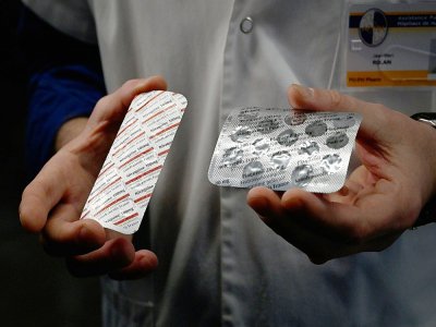 Deux plaquettes de médicaments: une de Nivaquine, qui contient de la chloroquine, et une de Plaqueril, qui contient de l'hydroxychloroquine, le 26 février 2020 à Marseille - GERARD JULIEN [AFP/Archives]