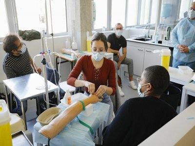 Du personnel médical s'entraîne aux soins au Campus Picpus de l'AP-HP, le 30 mars 2020 à Paris - GEOFFROY VAN DER HASSELT [AFP]