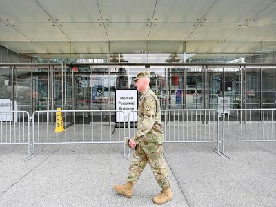 Un soldat de la Garde Nationale américaine le 31 mars 2020 devant le centre de conférences Javits Center à Manhattan, désormais prêt à acceillir jusqu'à 3.000 malades pour soulager les hôpitaux face au coronavirus - Angela Weiss [AFP]