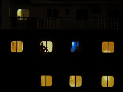 Des passagers du Zaandam dans leur cabine tandis que le navire traverse le canal du Panama, le 29 mars 2020 - Luis ACOSTA [AFP]