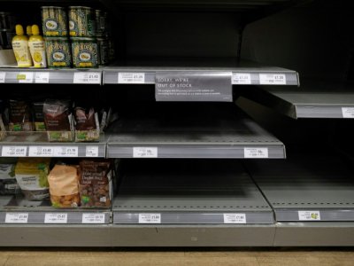 Des rayons vides dans un supermarché de Londres, le 31 mars 2020 - Isabel INFANTES [AFP]