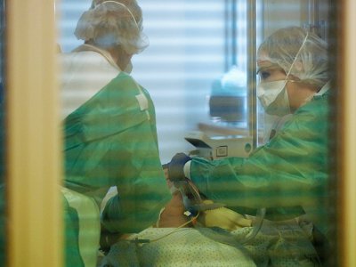 Des soignants s'occupent d'un patient contaminé par le Covid-19 au CHRU de Tours, le 31 mars 2020 - GUILLAUME SOUVANT [AFP]