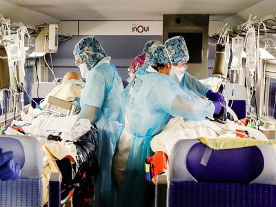 Des malades du covid-19 sont transférés en TGV gare d'Austerlitz à Paris le 1er avril 2020 - Thomas SAMSON [POOL/AFP]