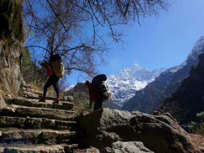 Des sherpas, près de Phakding, dans la région de l'Everest, au Népal, le 24 mars 2020 - PRAKASH MATHEMA [AFP]