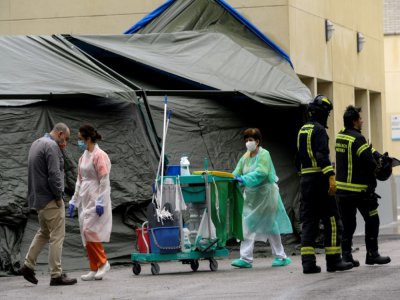 Un hôpital d'urgence est installé devant l'hôpital Gregorio Maranon à Madrid, le 1er avril 2020 - OSCAR DEL POZO [AFP]