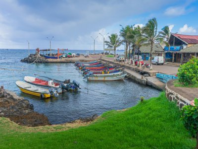 Des bateaux amarrés à un quai, sur l'île de Pâques, le 31 mars 2020 - MIGUEL CARRASCO [AFP]